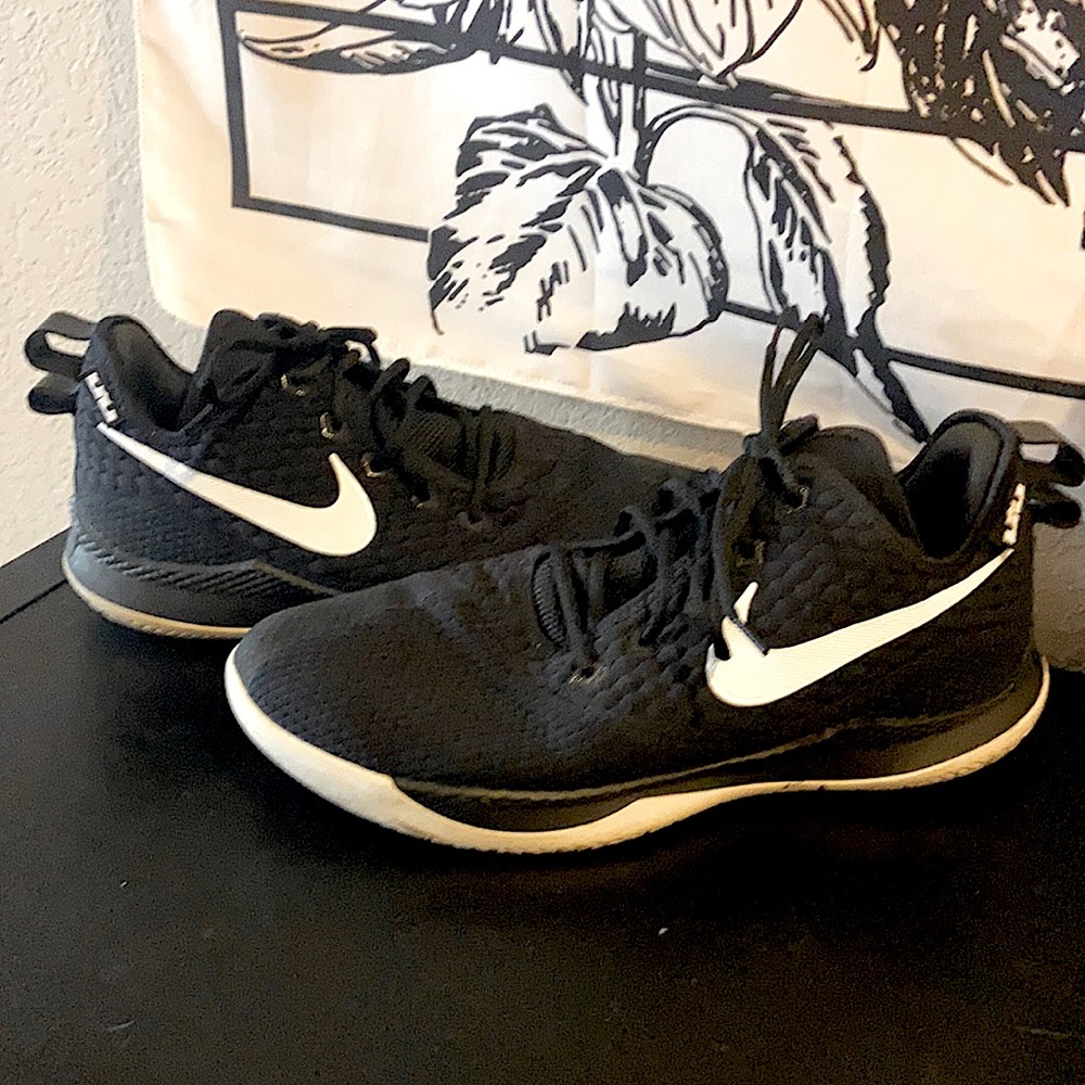 Men’s Nike black athletic shoes! Great condition, only worn a couple times!